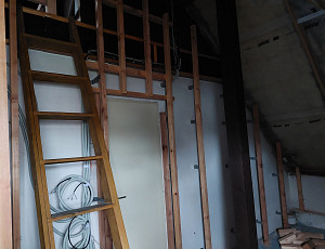 Zateplení stropu rodinného domu pomocí foukané izolace